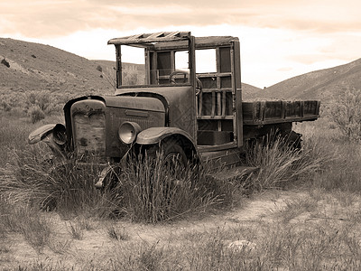 被遗弃卡车崎岖国际风化垃圾棕褐色平板挡泥板乡村古董汽车图片
