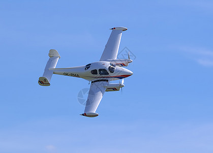 让L200摩拉瓦白色旅行航班引擎运输航展飞行飞机背景图片