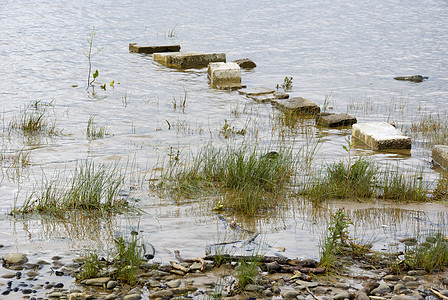 在湖边踏石岩石垫脚石高清图片