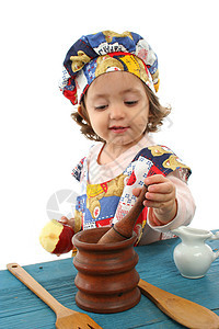 做饭的小女孩打扮成厨师厨师长戏服餐具学习烘烤女孩快乐幼儿园家庭女孩们图片
