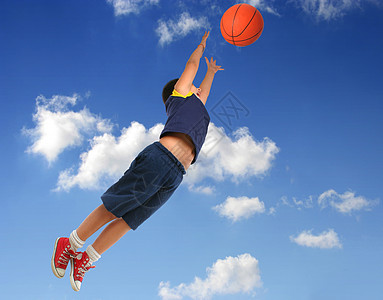 男孩打篮球 蓝天飞行图片