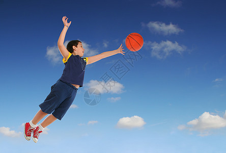 男孩玩篮球跳和飞工作室锦标赛男性乐趣竞赛青年孩子们篮子比赛图片