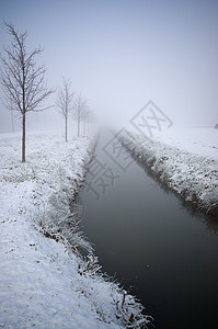 冬季风景溪流乡村场地季节薄雾白色地平线图片