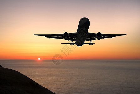 日出时降落的航空班机图片