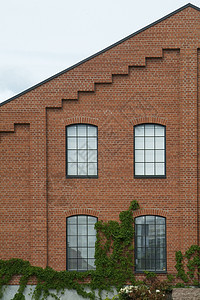砖墙建筑房子窗户红色建筑学办公室百叶窗绿色叶子倾斜图片