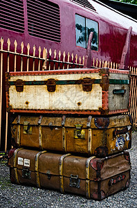 火车行李旧手提箱行李假期铁路车站旅行平台火车背景