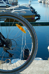 自行车车轮和船只图片