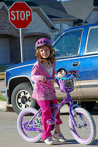 骑在我的自行车上街道孩子头盔学习安全孩子们女孩背景图片