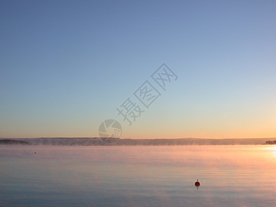 上午雾海洋薄雾港口日出阴影图片