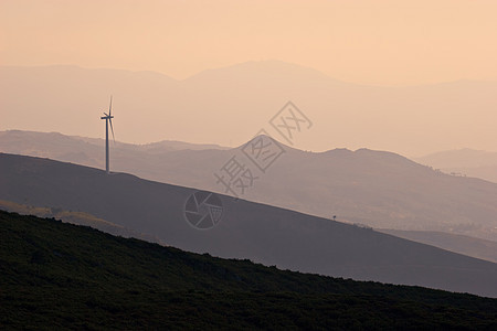 山上风力涡轮多云涡轮机发电机电机风景旋转爬坡环境白色桅杆图片
