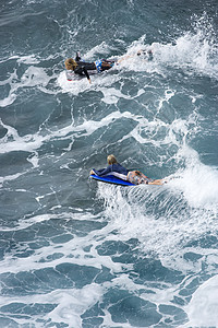 男孩冲浪冲浪者海洋海滩娱乐运动身体冲浪板照片海浪男性图片