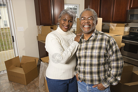 中年夫妇盒子眼神退休两个人纸板成人空巢厨房妻子女性图片