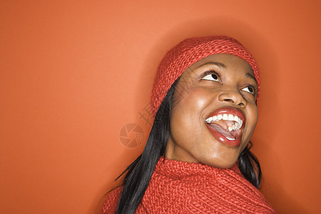 女人笑的样子爆头中年外套围巾衣服水平帽子微笑女性眼神图片