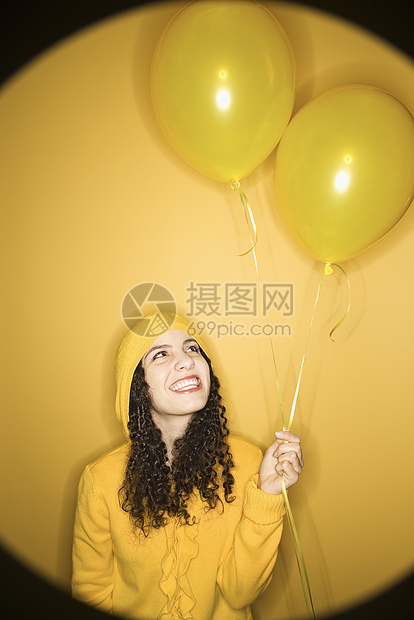 女人拿着气球卷发插图雨衣生日微笑女性兜帽边界黄色外套图片