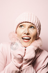 漂亮女人的肖像画照片微笑中年粉色外套手摸中年人帽子手套女性图片