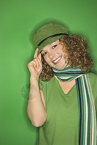 女人笑的样子女性绿色微笑眼神帽子礼帽照片围巾图片