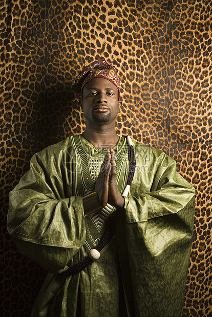 穿非洲服装的男人服饰豹纹长袍男子帽子中年人中年成人衣服男性图片
