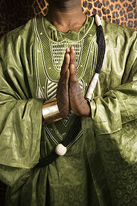 穿非洲服装的男人中年人成人中年祷告服饰冥想衣服豹纹头饰男子图片