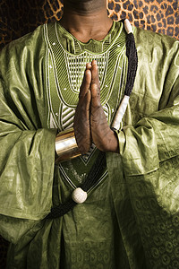 穿非洲服装的男人中年人成人中年祷告服饰冥想衣服豹纹头饰男子图片