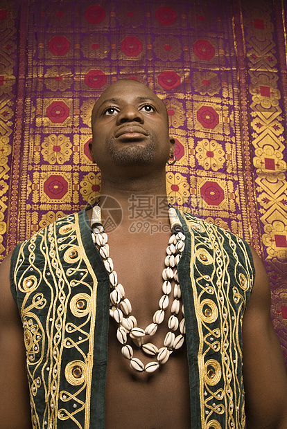 穿非洲服装的男人中年人衣服男子男性服饰照片成人绣花项链背心图片