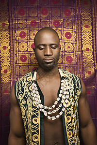 非洲服饰穿非洲服装的男子中年人照片衣服男性男人成人背心中年绣花项链背景
