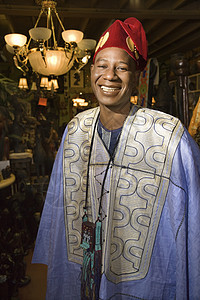 穿非洲服装的男人眼神男性长袍衣服观众照片男子服饰微笑中年人图片