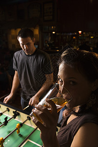 女人喝啤酒友谊两个人眼神酒吧女士啤酒夜生活玻璃游戏女性图片