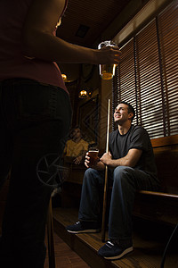来两杯啤酒男子酒吧男人球棒中年男性酒精游戏女士年轻人图片
