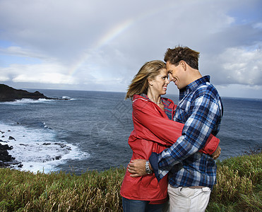 拥抱的情侣中年假期照片眼睛夫妻两个人水平女性对方海滩图片