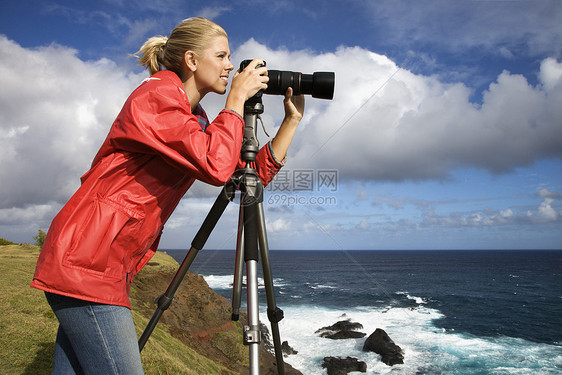 女人拍照悬崖旅游水平爱好摄影师风景岩石海洋工作假期图片