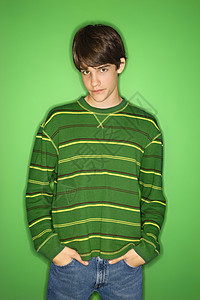 手插口袋的男孩衬衫照片条纹眼神青少年双手绿色观众图片