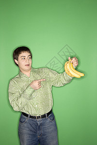 青少年男孩持有香蕉背景图片
