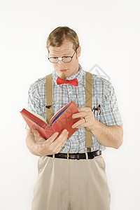 男人阅读书笨蛋概念男性学校学习照片背带领结极客知识图片