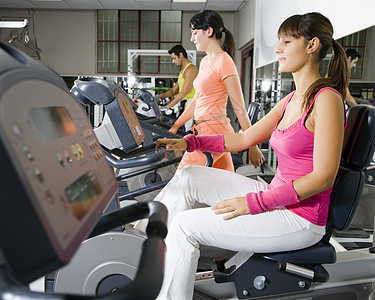 健康俱乐部自行车闲暇活动有氧运动运动员女士身体素质享受减肥生活方式图片