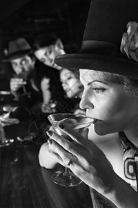 Retro女人喝马提尼酒男性酒精女性酒吧孤独成人休息室照片团体女士图片