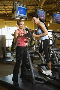 与健身教练一起工作的女人背景图片