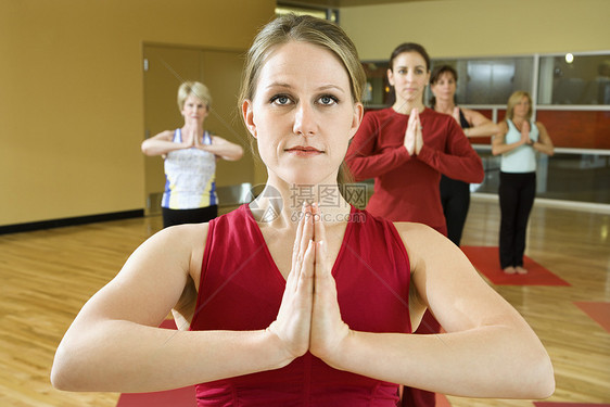 瑜伽班的女生班级健身房娱乐身体素质中心女士指导锻炼平衡照片图片