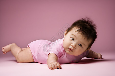 宝宝躺在肚子上水平粉色女婴女孩女儿观众孩子婴儿眼神女性图片