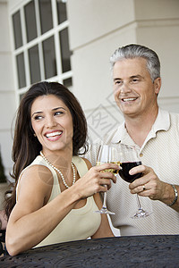 用葡萄酒来烤面包干杯中年闲暇男人婚姻妻子微笑丈夫两个人照片图片