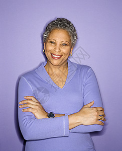 微笑的女人的肖像双臂紫色中年妇女女性女士观众照片图片