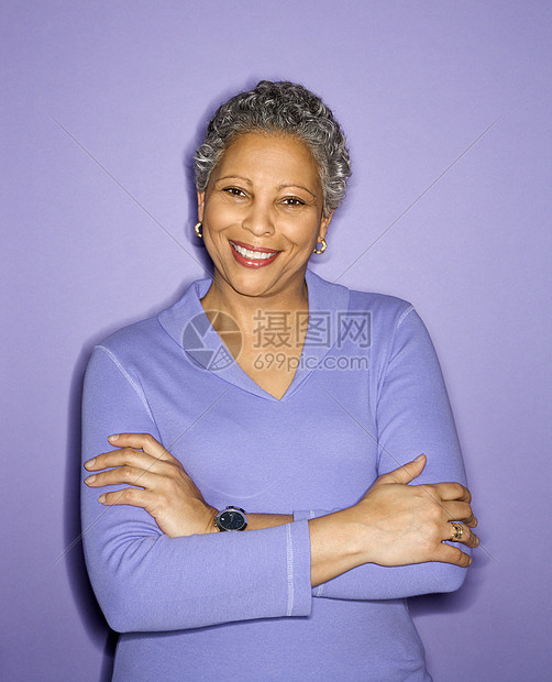微笑的女人的肖像双臂紫色中年妇女女性女士观众照片图片