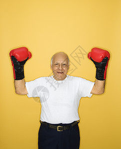 男人戴拳击手套双臂观众成人白发照片老人胜利男性背景图片