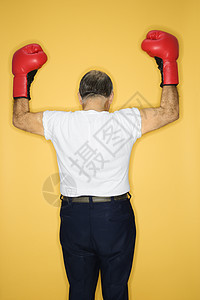 男人戴拳击手套成人照片双臂胜利男性老人图片