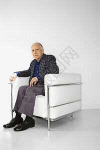 坐在椅子上的男人白发老人观众发际线照片成人男性图片