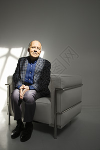 坐在椅子上的男人成人发际线阳光男性老人照片观众白发图片