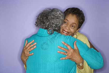 妇女拥抱照片伙伴朋友两个人姐姐女人中年成人女性家庭图片