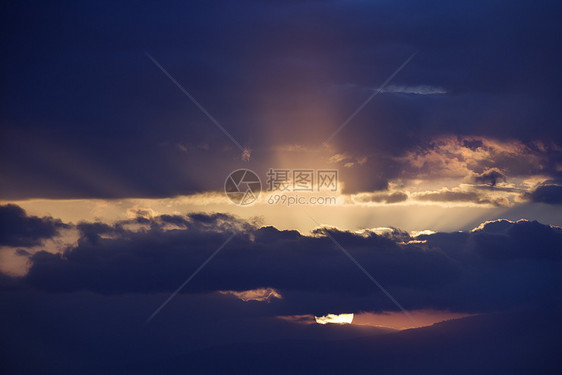 日光从云中涌现出来水平天空太阳光射线照片日落景观日出太阳图片