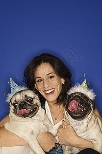 拿着两只帕格狗的女人中年生日双胞胎照片派对观众犬类女士哈巴狗小狗图片