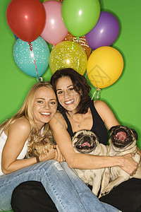 有小狗和气球的女人图片