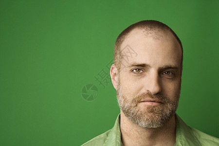 高加索人的肖像照片中年胡须男子男性眼神胡子绿色爆头男人图片